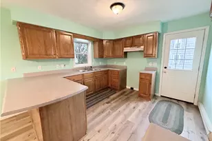 402 W Poplar St, Grove City Boro, PA 16127 - Photo 9