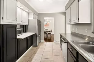 1090 Lakemont Dr, Pittsburgh, PA 15243 - Photo 7