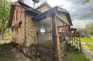 1015 Washington St, Farrell, PA 16121 - Photo 5