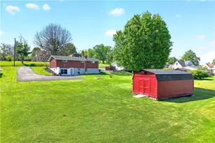 1142 W Laurel Cir, Mount Pleasant Township, PA 15666 - Photo 7