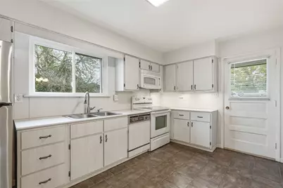 319 N 6th St, Clairton, PA 15025 - Photo 9