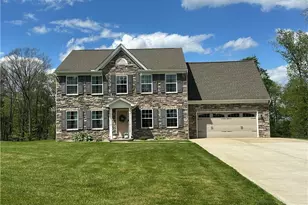 113 Oakwood Dr, Oakland Township, PA 16002 - Photo 1