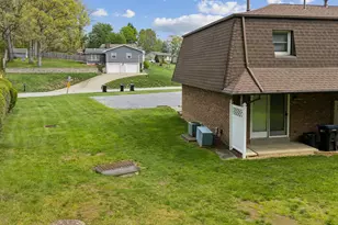 1382 Lincoln Dr, Center Township, PA 15061 - Photo 11