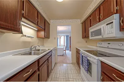 352 Hawthorn Ct, Ross Twp, PA 15237 - Photo 3