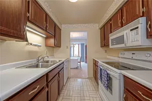 352 Hawthorn Ct, Ross Twp, PA 15237 - Photo 3
