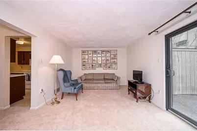 352 Hawthorn Ct, Ross Twp, PA 15237 - Photo 5