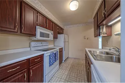 352 Hawthorn Ct, Ross Twp, PA 15237 - Photo 9