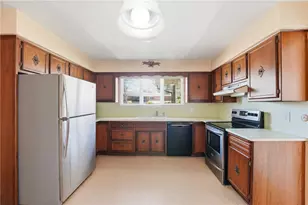 1908 Memorial Dr, Farrell, PA 16121 - Photo 9