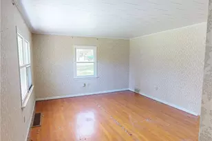 140 Evergreen Dr, Center Township, PA 15001 - Photo 5