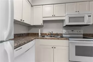 692 Robinwood Dr, Scott Township, PA 15216 - Photo 7