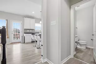 404 Aprilmae Way, Ross Twp, PA 15237 - Photo 11