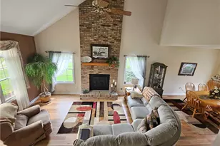 105 Sunburst Ct, Center Township, PA 16001 - Photo 3