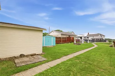 136 Morewood St, Mt Pleasant Boro, PA 15666 - Photo 3