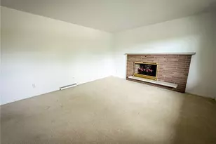 102 Lyn Dale Dr, Center Township, PA 16001 - Photo 5