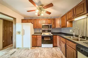 102 Lyn Dale Dr, Center Township, PA 16001 - Photo 9