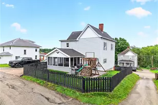 118 Center Ave, Mt Pleasant Boro, PA 15666 - Photo 5