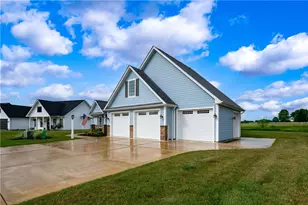 314 Nicklaus Ct, Liberty Township, PA 16127 - Photo 3