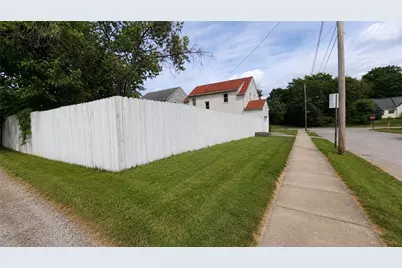 2201 Delaware Ave, New Castle, PA 16105 - Photo 5