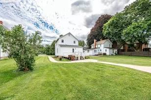 225 E Pine St, Grove City Boro, PA 16127 - Photo 3