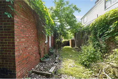 2137 Village Dr, Pittsburgh, PA 15221 - Photo 35