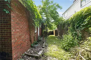 2137 Village Dr, Pittsburgh, PA 15221 - Photo 35
