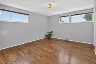 385 Maplewood Dr, Pittsburgh, PA 15243 - Photo 13