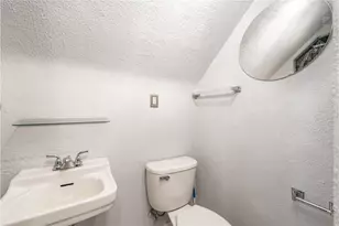 979 Crest Ln, Scott Township, PA 15106 - Photo 9