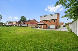 611 Pikeview Dr, Pittsburgh, PA 15239 - Photo 17