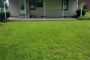 913 Indiana Ave, Farrell, PA 16121 - Photo 3