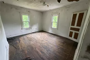 1054 Marelda Ave, Donora, PA 15033 - Photo 7