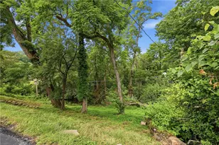 1076 Greenlawn Dr, Green Tree, PA 15220 - Photo 23