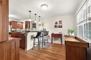 1076 Greenlawn Dr, Green Tree, PA 15220 - Photo 7