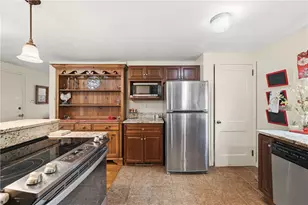 1076 Greenlawn Dr, Green Tree, PA 15220 - Photo 11