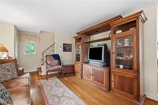 1076 Greenlawn Dr, Green Tree, PA 15220 - Photo 5