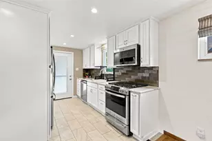 1552 Orchardview Dr, Scott Township, PA 15220 - Photo 9