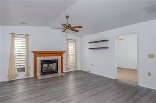 302 Brookstone Ct, Center Township, PA 16001 - Photo 5