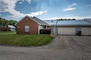 302 Brookstone Ct, Center Township, PA 16001 - Photo 3
