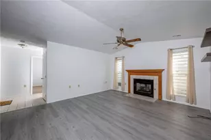 302 Brookstone Ct, Center Township, PA 16001 - Photo 7