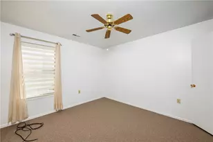 302 Brookstone Ct, Center Township, PA 16001 - Photo 15
