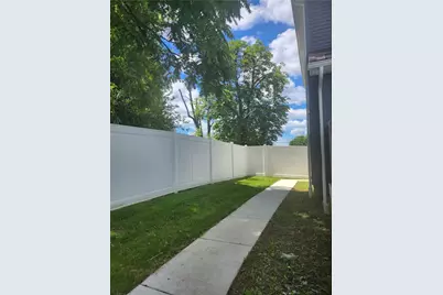 517 Hamilton Ave, Farrell, PA 16121 - Photo 11