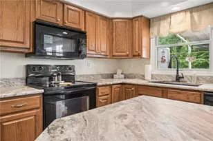 1023 Mayfair Dr, Cecil, PA 15317 - Photo 13