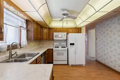 588 Lindsay Rd, Scott Township, PA 15106 - Photo 5