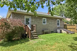 423 Indiana Ave, Farrell, PA 16121 - Photo 3