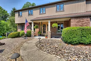 651 Buckingham Dr, Hempfield Township, PA 15601 - Photo 3