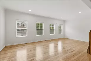 868 Highpointe Cir, Scott Township, PA 15220 - Photo 3