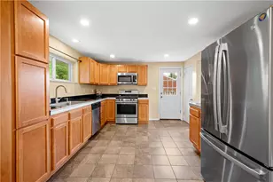 3190 Mayflower Dr, Pittsburgh, PA 15227 - Photo 7
