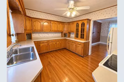 210 Washington Ave, Vandergrift, PA 15690 - Photo 11
