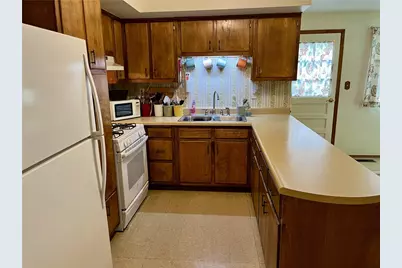 2072 Holiday Park Dr, Pittsburgh, PA 15239 - Photo 5