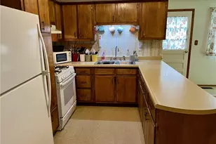 2072 Holiday Park Dr, Pittsburgh, PA 15239 - Photo 5