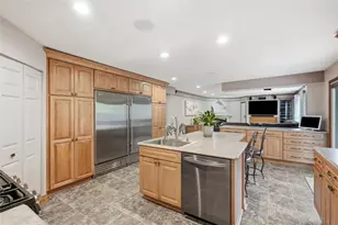 32 Westchester Ct, Robinson Twp, PA 15136 - Photo 5